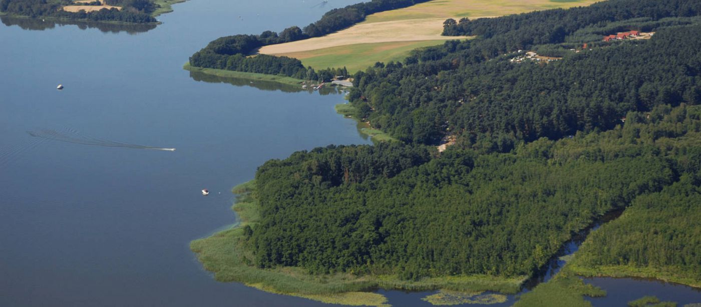 Luftbild Woblitzsee mit Blick auf Campingpark Havelberge