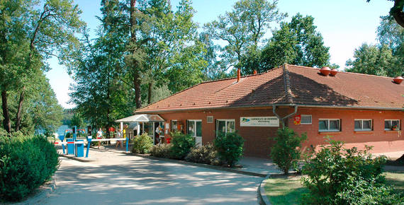 Rezeption- Sanitärgebäude